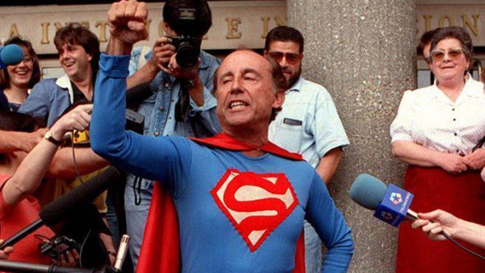 José María Ruíz-Mateos disfrazado de Superman en una comparecencia en los juzgados.