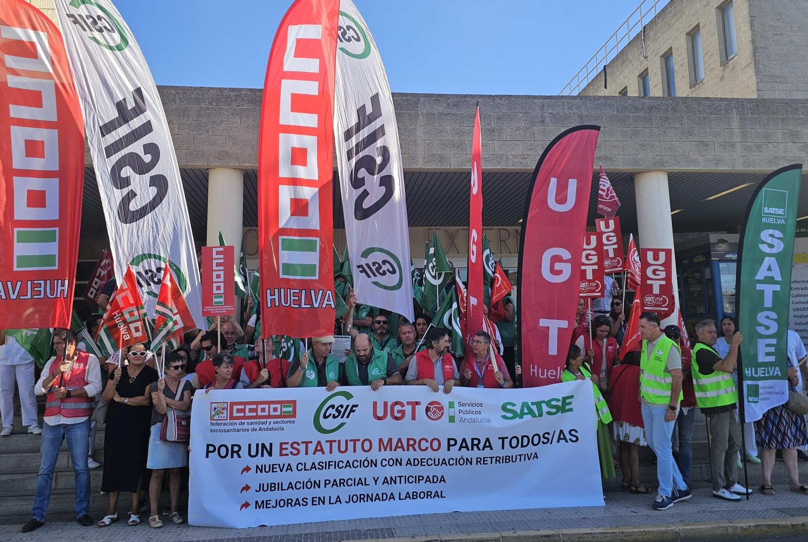Manifestación de los sindicatos a las puertas del hospital Juan Ramón Jiménez de Huelva.
