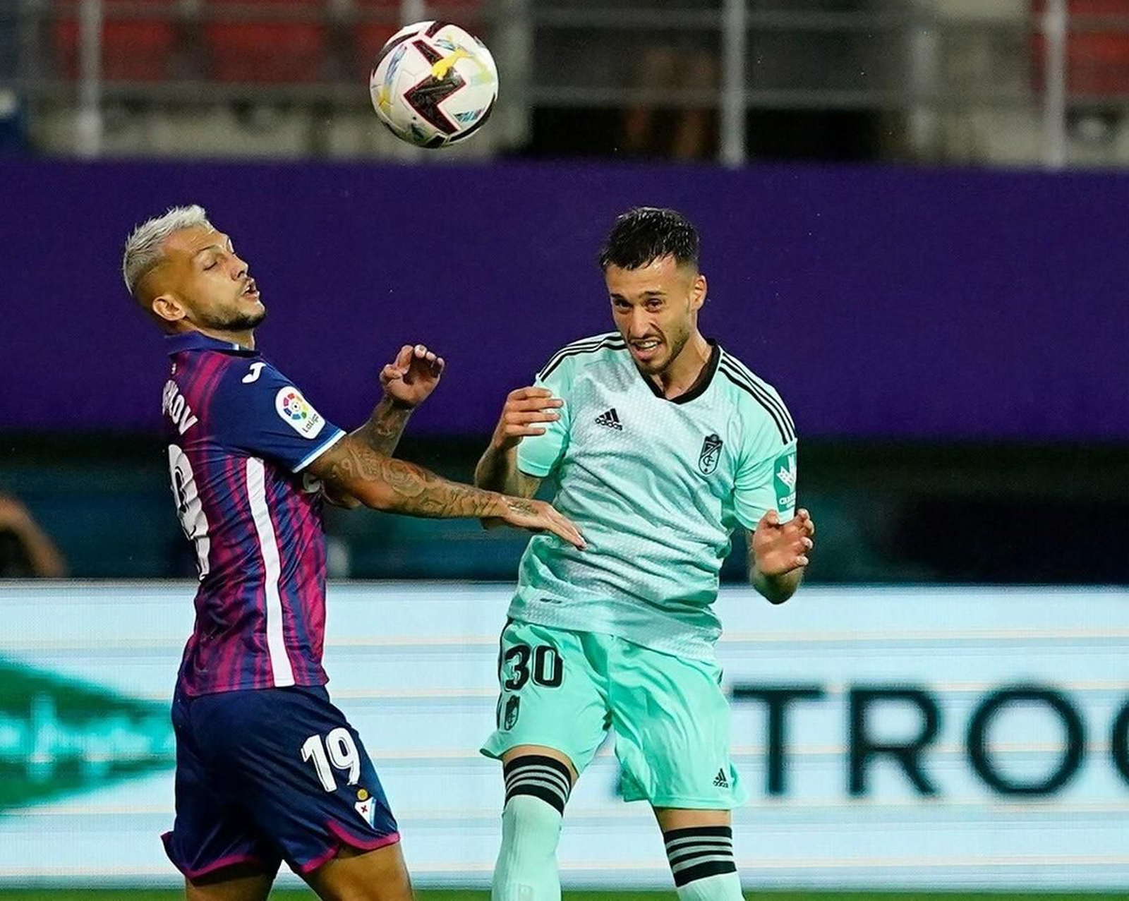 Ricard despeja un balón de cabeza ante el local Stoichkov