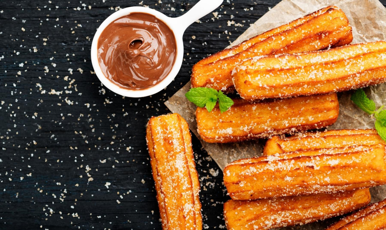 Los churros con chocolates es un dulce que se come mucho en Madrid.