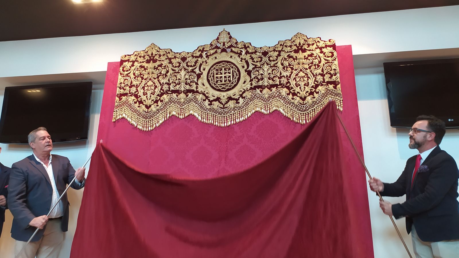 Presentación del bordado de la bambalina frontal del palio de la hermandad del Nazareno en San Fernando.