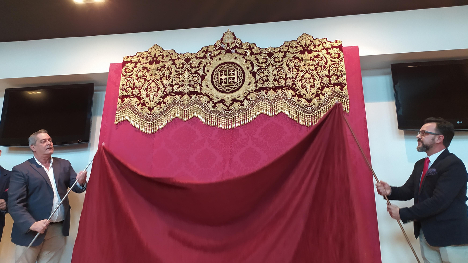 Presentación del bordado de la bambalina frontal del palio de la hermandad del Nazareno en San Fernando.