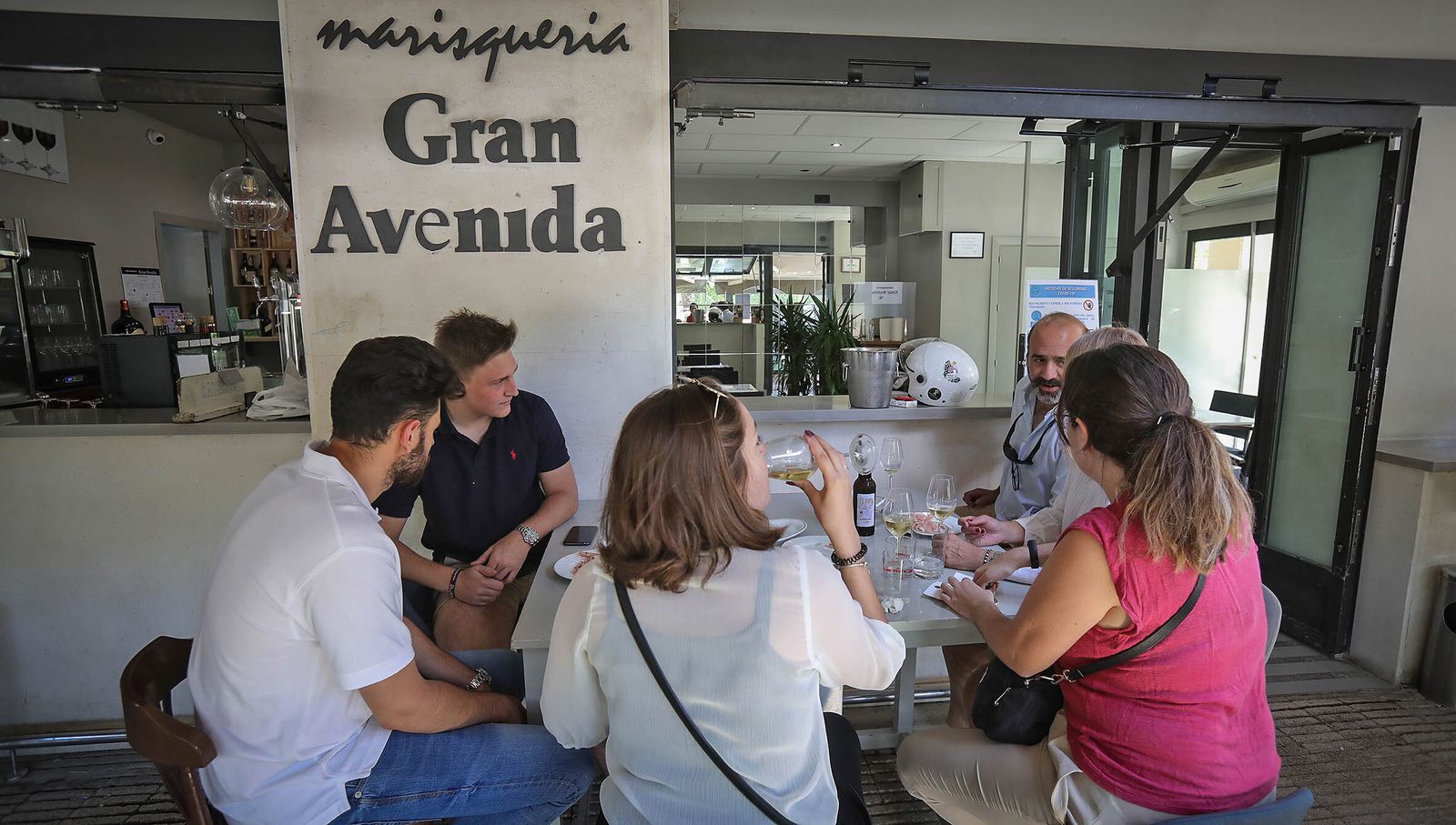 Imágenes de restaurantes y bares que comienzan la reapertura