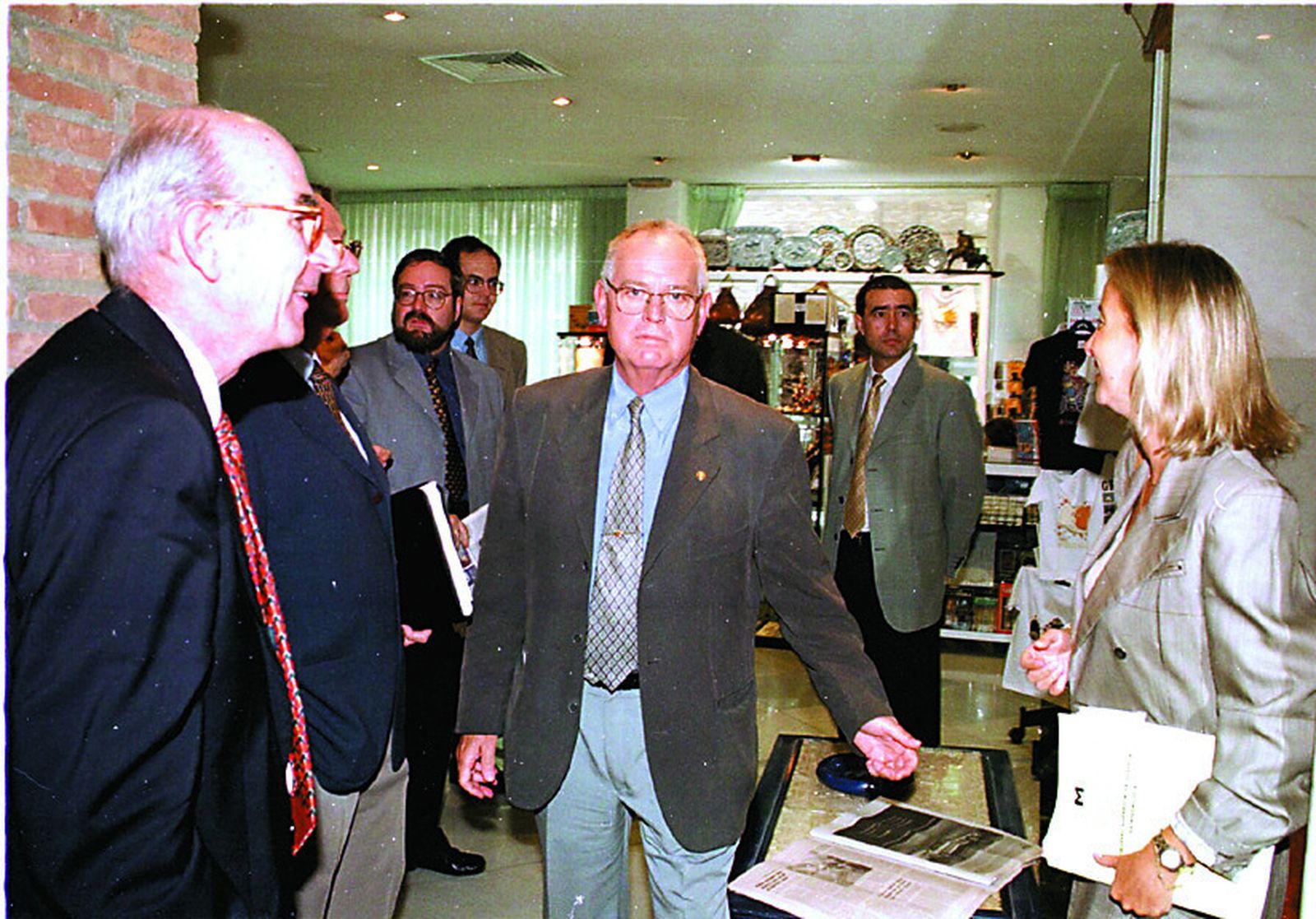 Luis Portero -en el centro-, en una imagen de 1999, un año antes de ser asesinado por ETA en Granada.