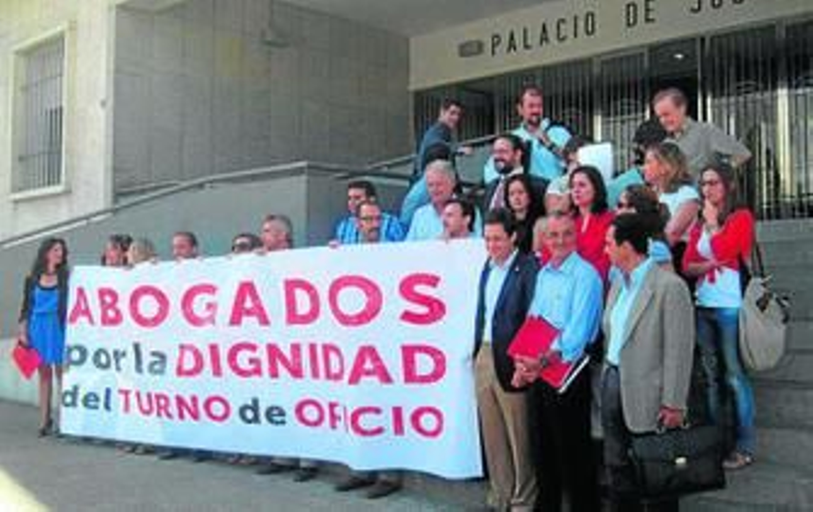 Protesta de los abogados a las puertas del Palacio de Justicia de Huelva.
