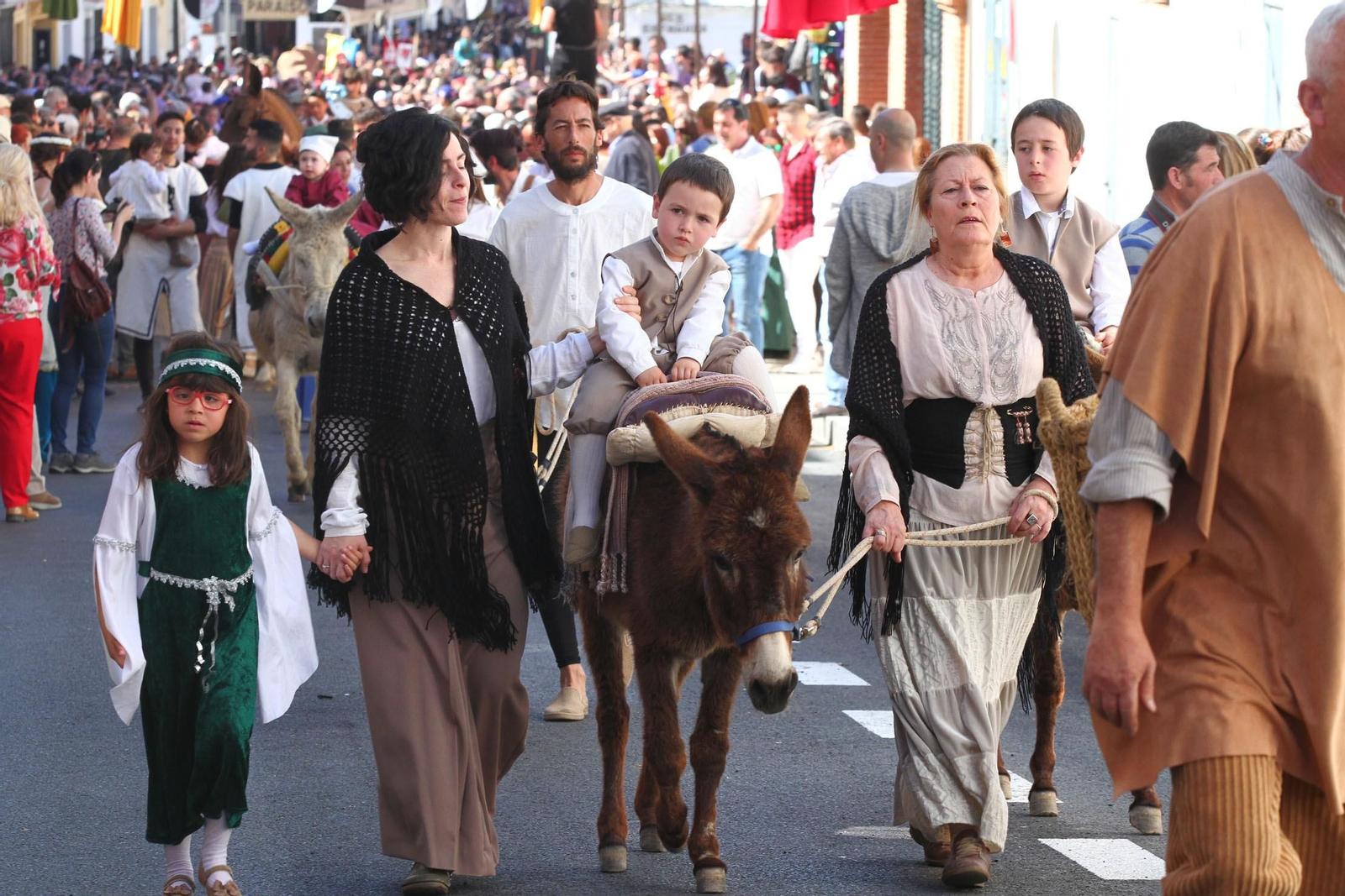 Imágenes del desfile de la XIX Feria Medieval del Descubrimiento, en Palos de la Frontera