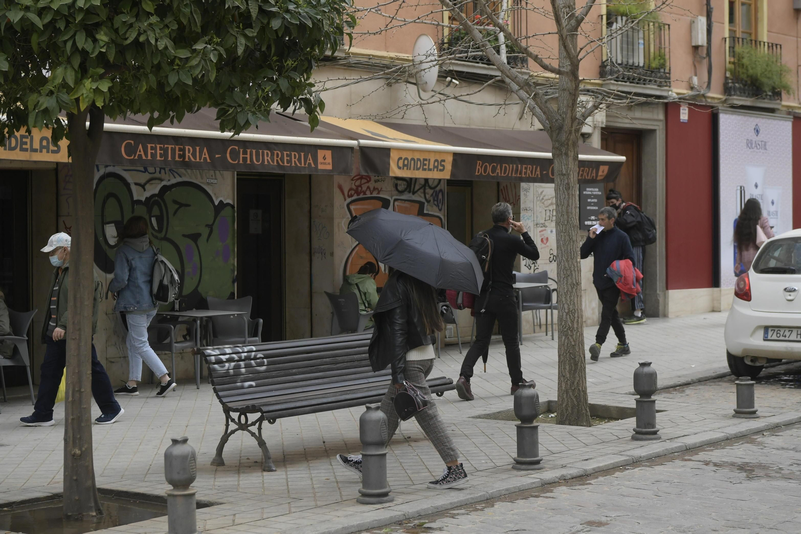Gente andando por las calles de Granada capital.