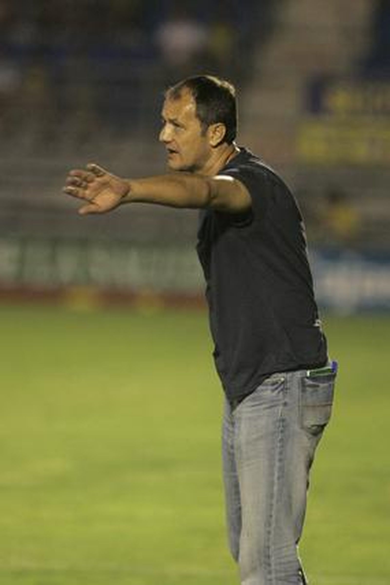 Vidakovic da instrucciones a los suyos desde la banda. 

Foto: Jesus Marin