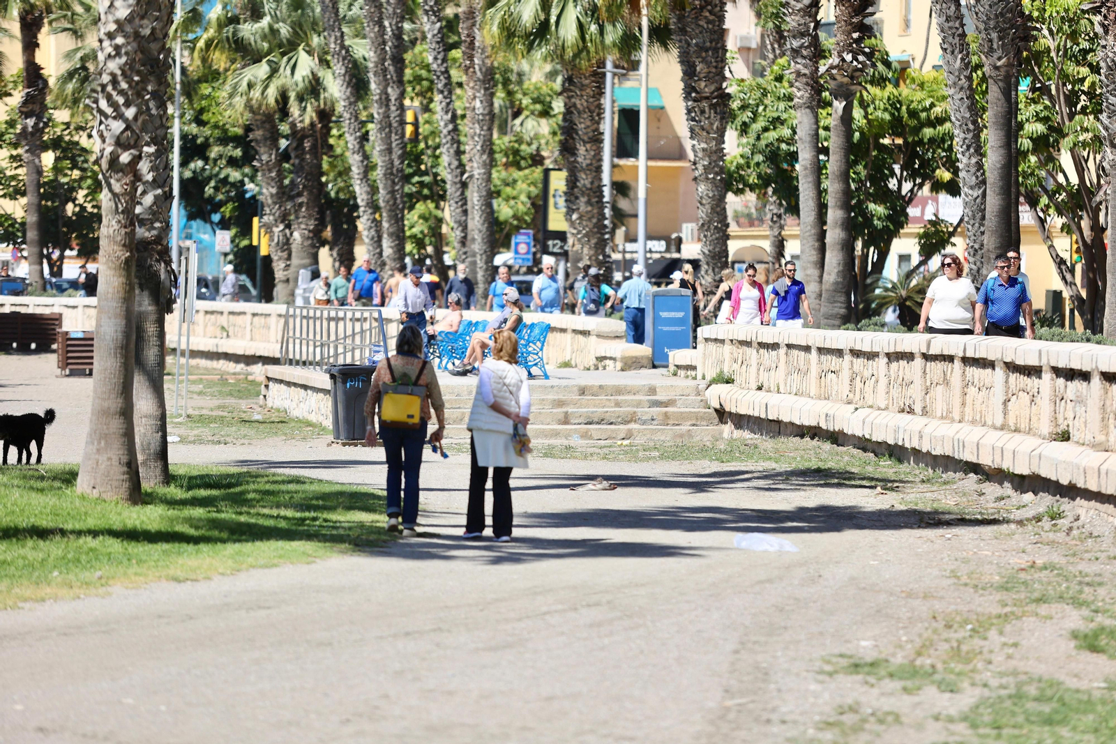 Los 'domingueros' llenan las playas para aprovechar el verano adelantado, en fotos
