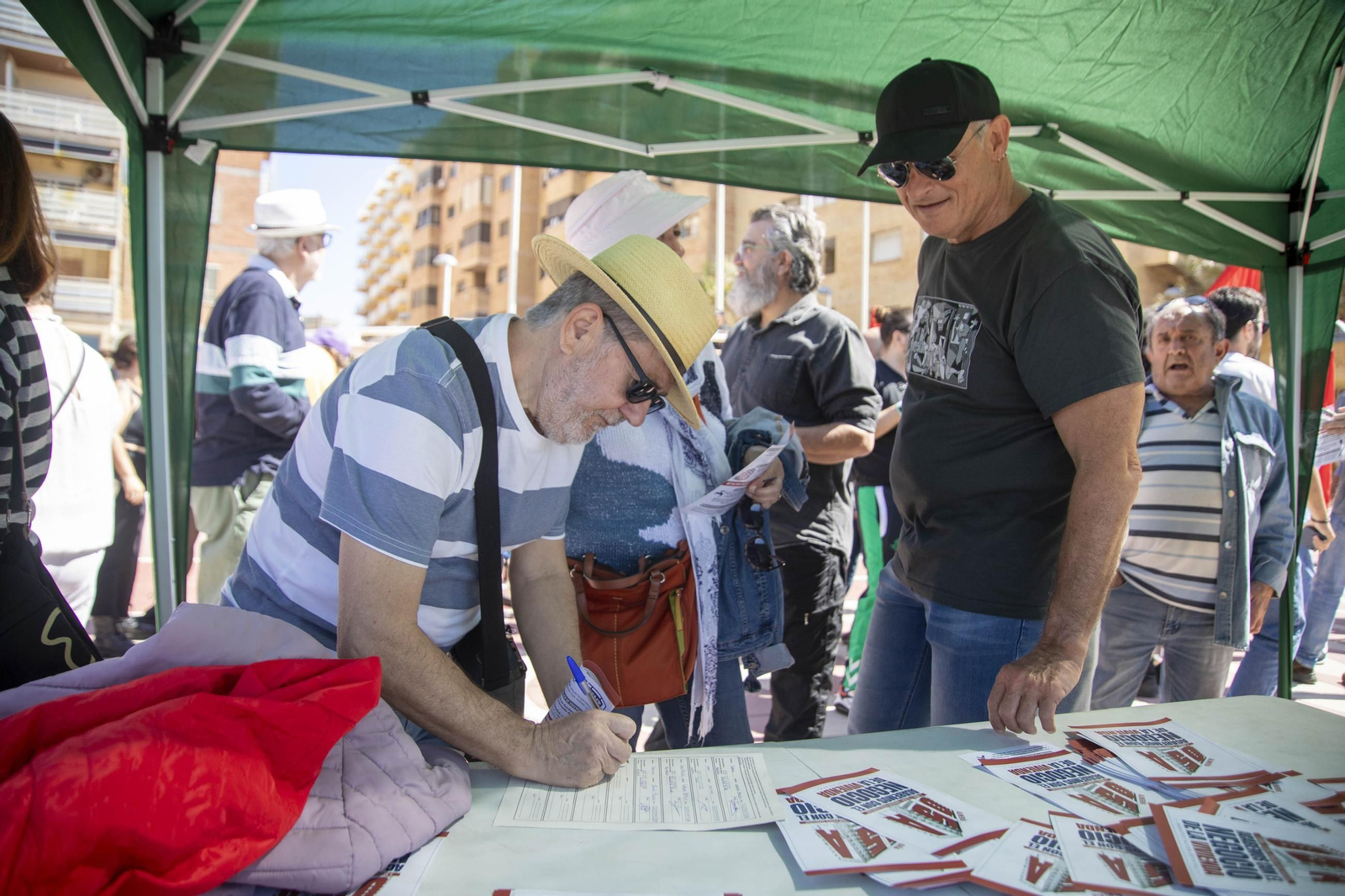 Imágenes de la manifestación en contra del negocio de la vivienda en Almería