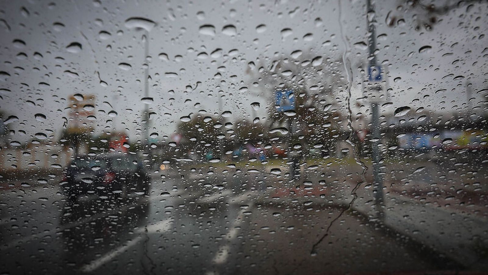 Lluvia en el cristal de un coche en un día de tormenta esta semana en Jerez.