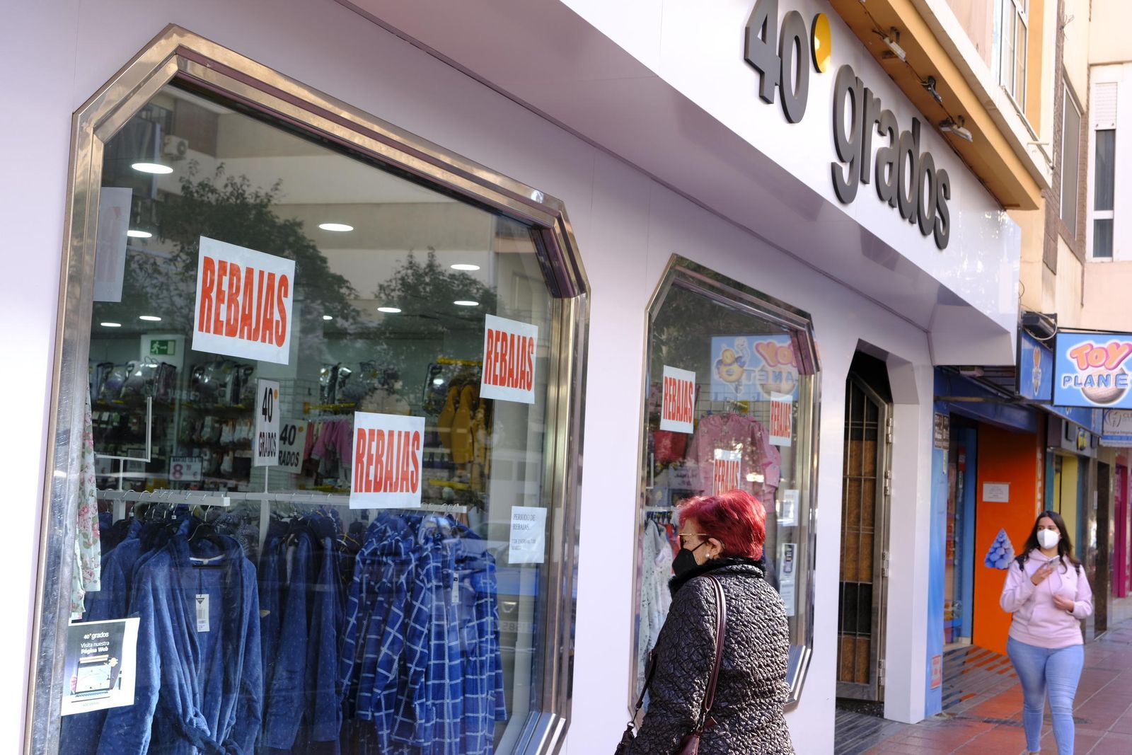 Las tiendas atraen a los clientes con atractivos descuentos