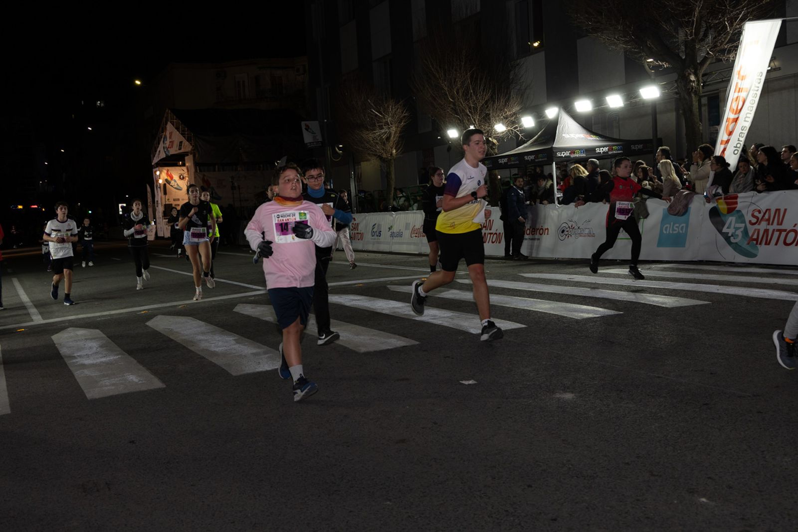 En imágenes: 2.000 atletas brillan con luz propia en la infantil de la Carrera de San Antón 2026