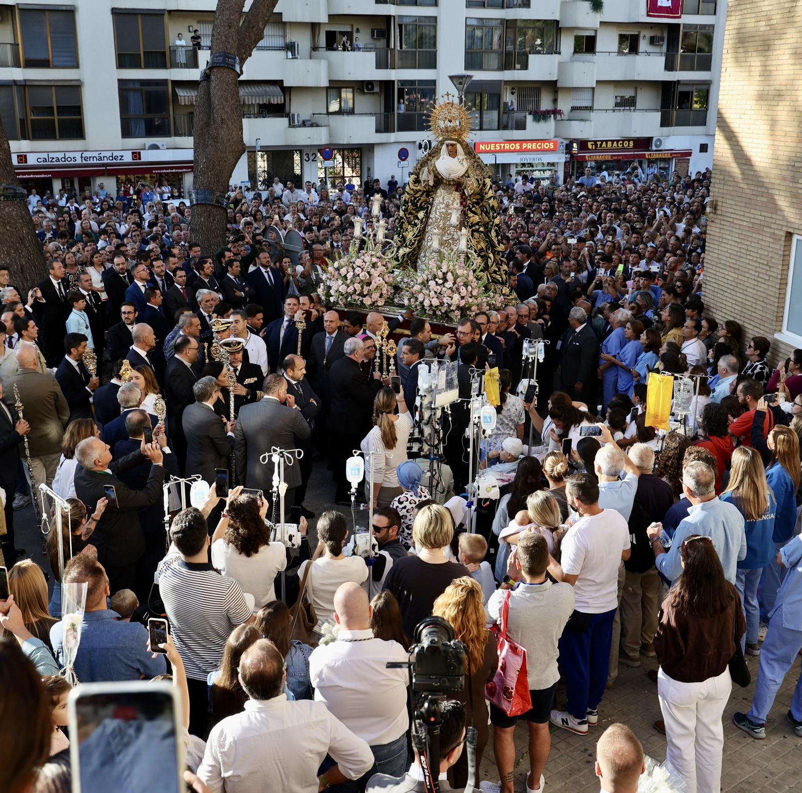 Regreso de la Esperanza de Triana a su paso por el Hospital Infantil del Virgen del Rocío
