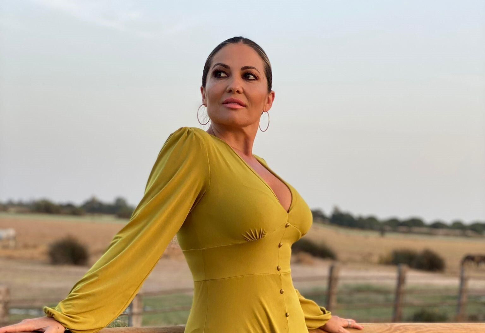 Macarena de la Torre en la aldea de El Rocío.