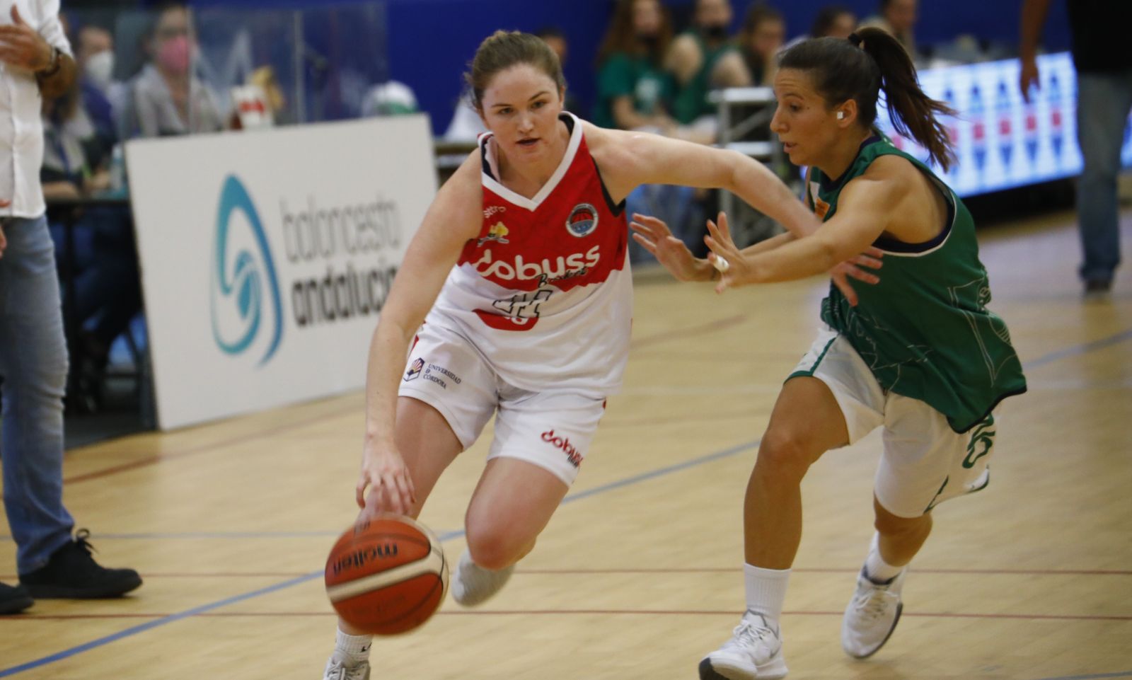 Hutch penetra ante la oposición de una defensora sevillana.