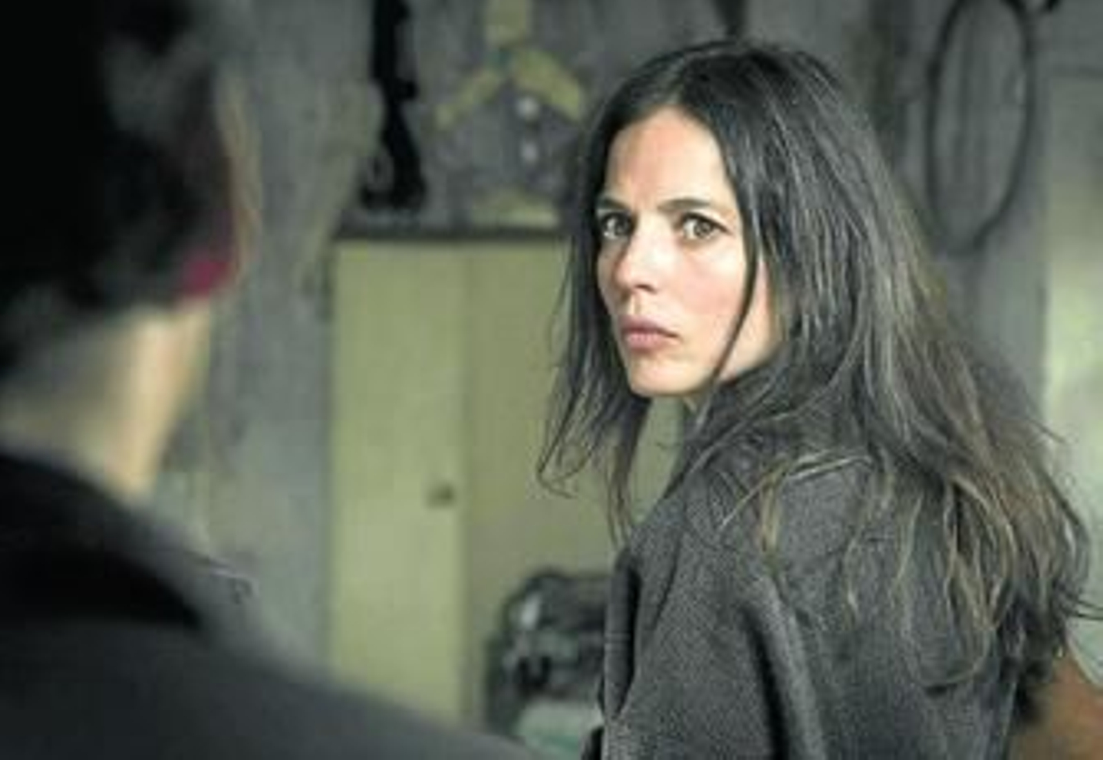 Elena Anaya ofrece una convincente interpretación como la hija de una víctima de ETA en 'Lejos del mar'. Elena Anaya ofrece una convincente interpretación como la hija de una víctima de ETA en 'Lejos del mar'.
