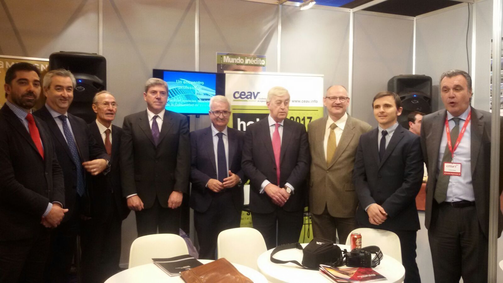 Los presidentes de las ocho asociaciones provinciales andaluzas, con el vicepresidente andaluz Jiménez Barrios.