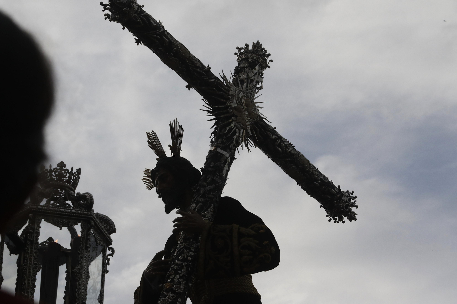 Lunes Santo en Córdoba: La procesión de la Vera-Cruz, en imágenes