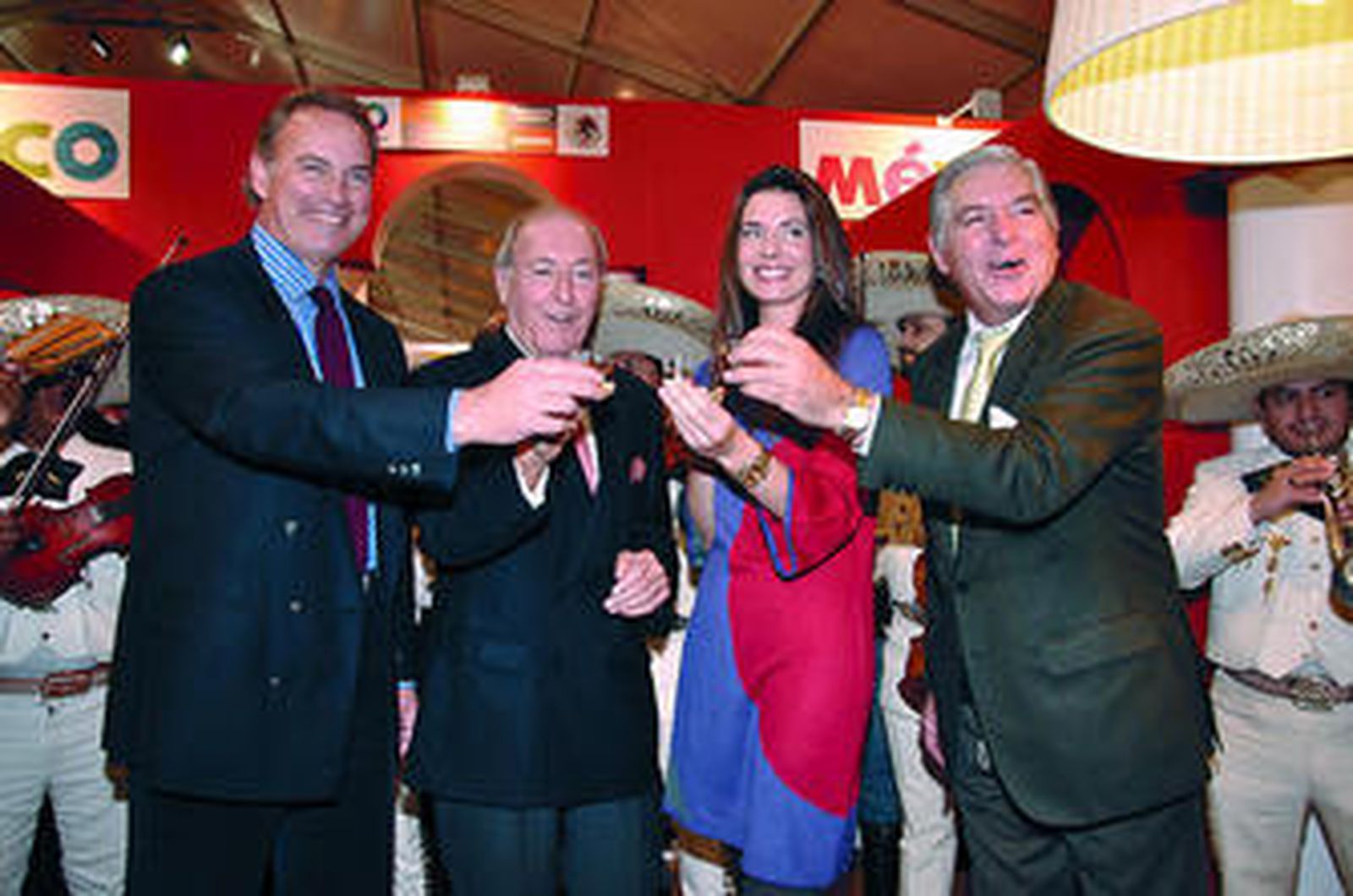 Bertín Osborne, Tomás Terry, Alejandra Osborne y Antonio Ariza brindan con tequila junto a un grupo de mariachis.