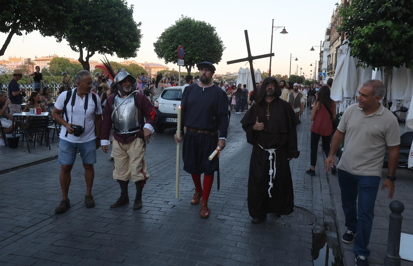 DESEMBARCO DE 18 ACTORES REPRESENTANDO A ELCANO Y ESCOLTADOS POR EL TERCIO DE OLIVARES