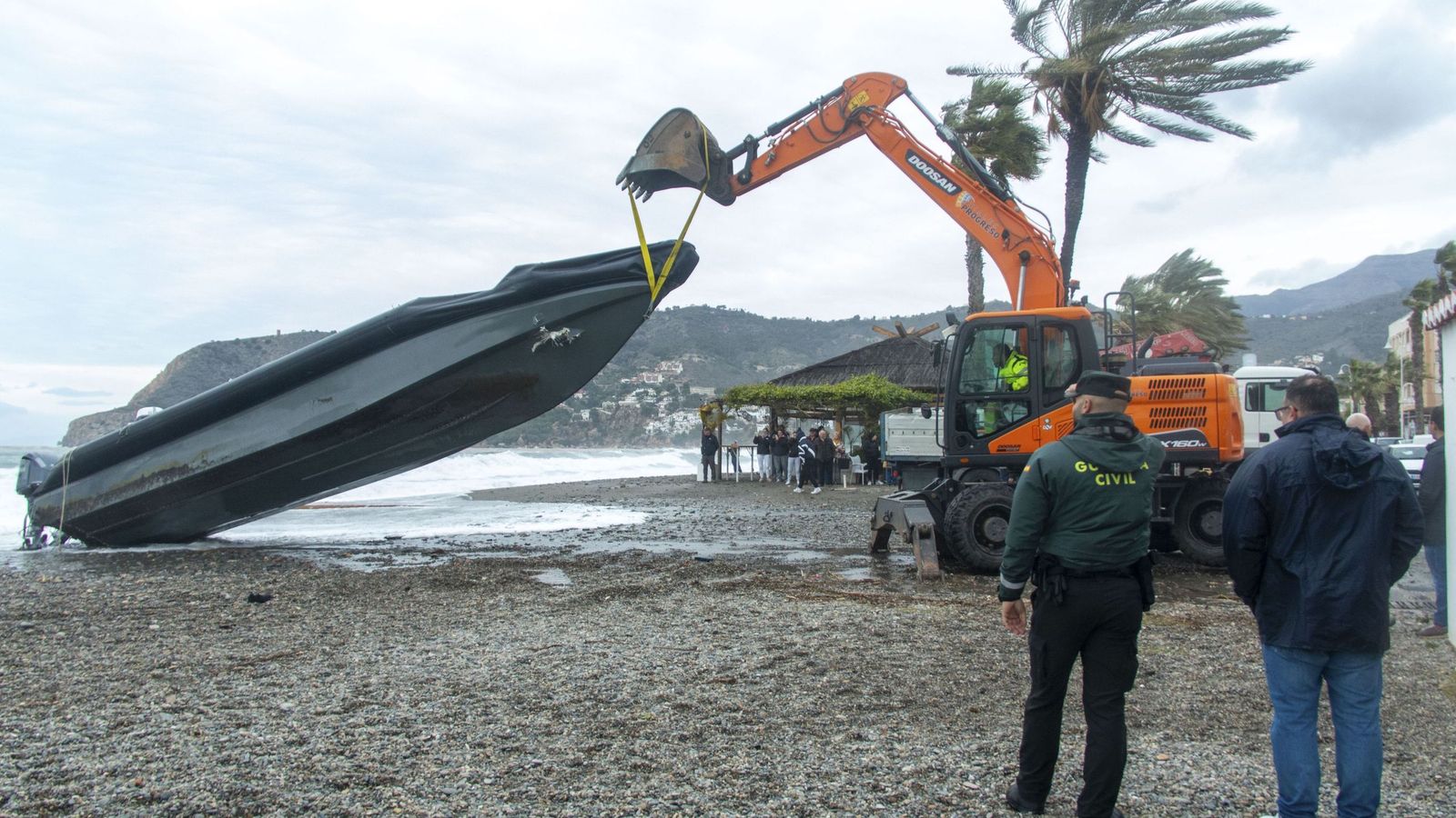 Una narcolancha que el temporal arrastró la pasada semana a la playa de La Herradura