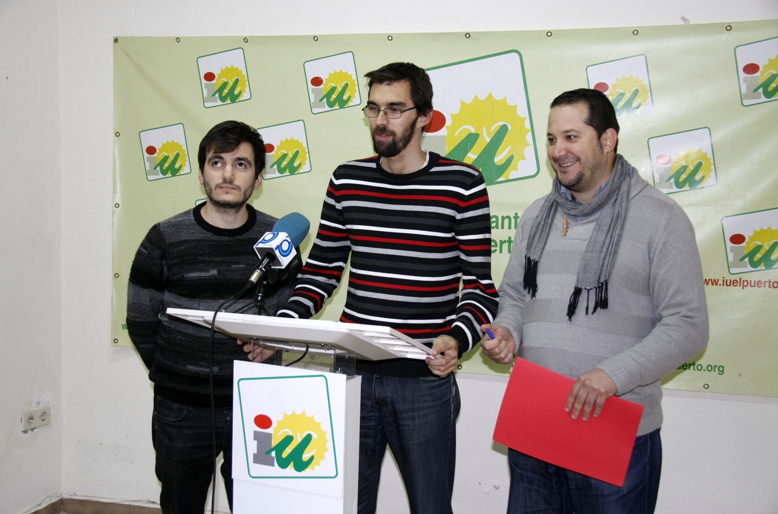 El portavoz de IU, Antonio Fernández, José Luis Bueno y Sebastián Chilla, en la presentación de 'Tierras de Sidueña'.