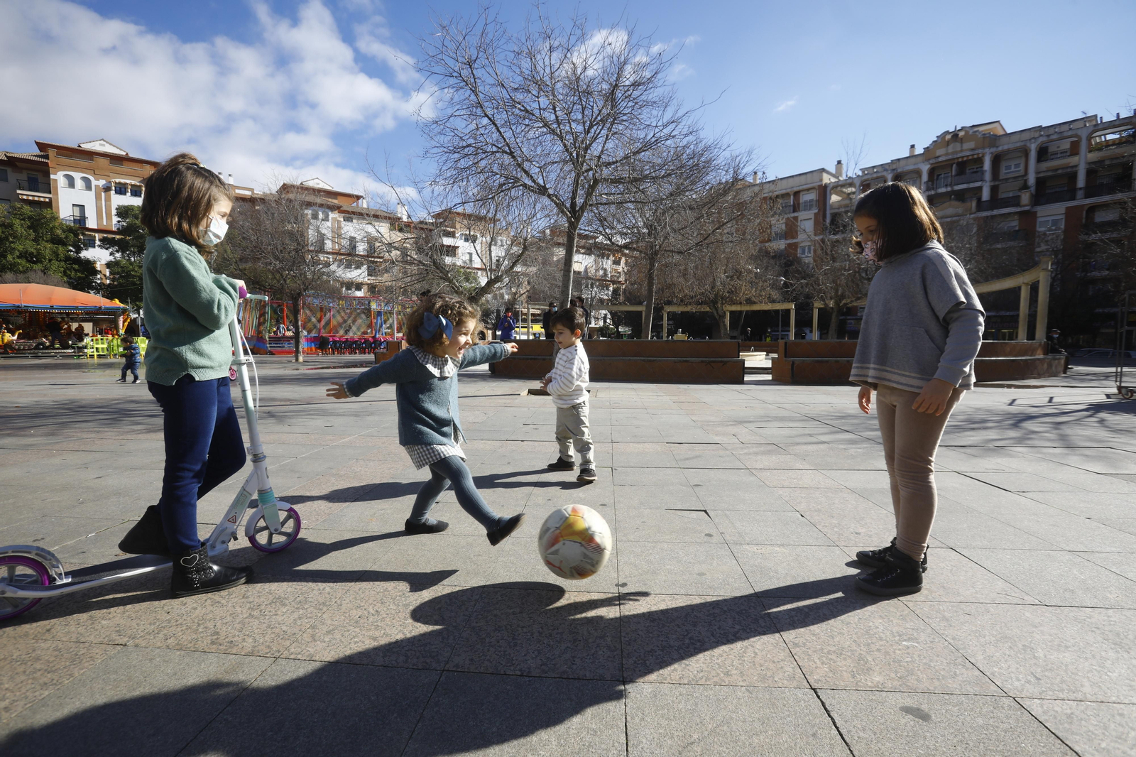 Los niños estrenan sus Regalos de Reyes por las calles de Córdoba, en fotografías