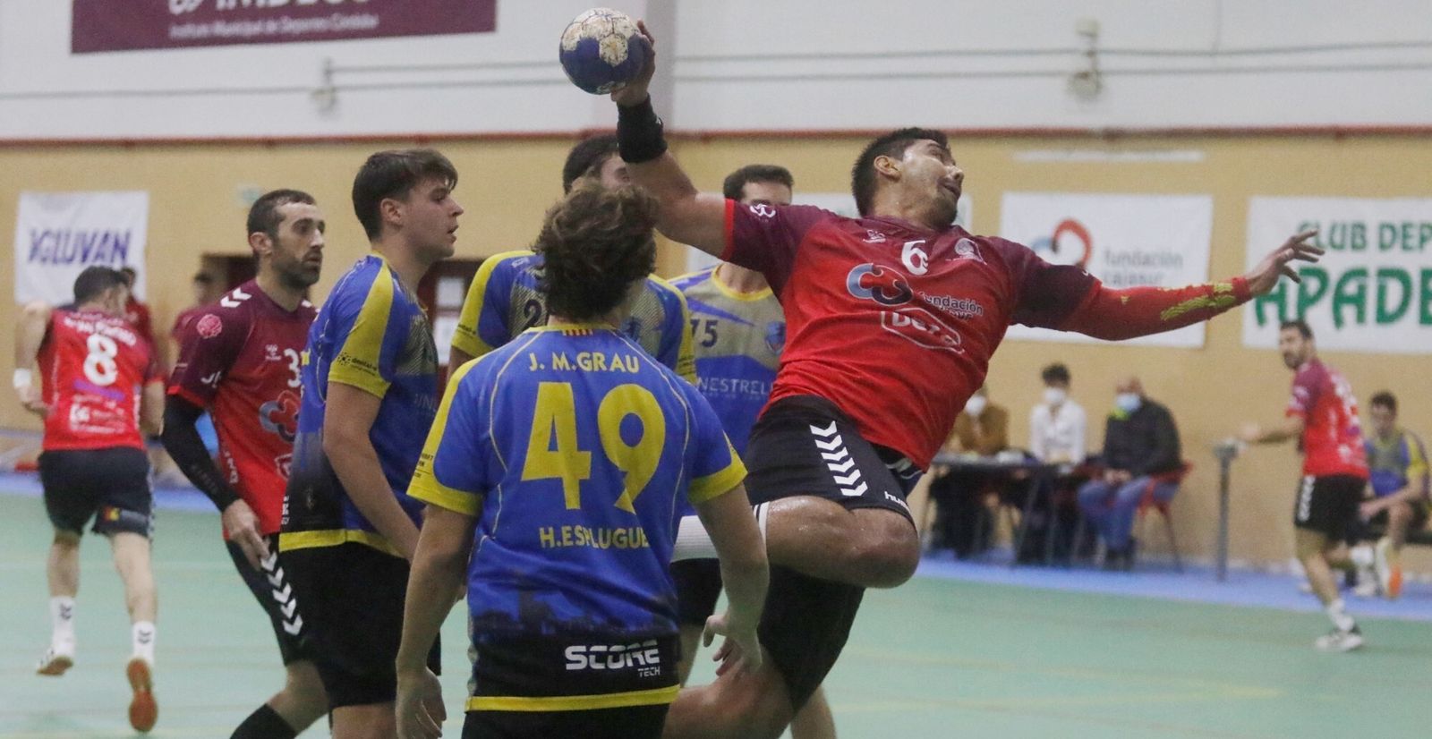 Frelijj gana la posición en seis metros a la defensa del Esplugues.