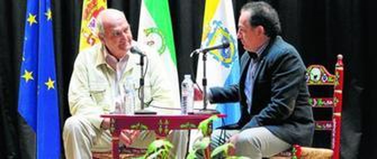 El rejoneador Javier Buendía en plena charla con el moderador del acto celebrado en Palos, el profesor universitario Manuel Acosta.