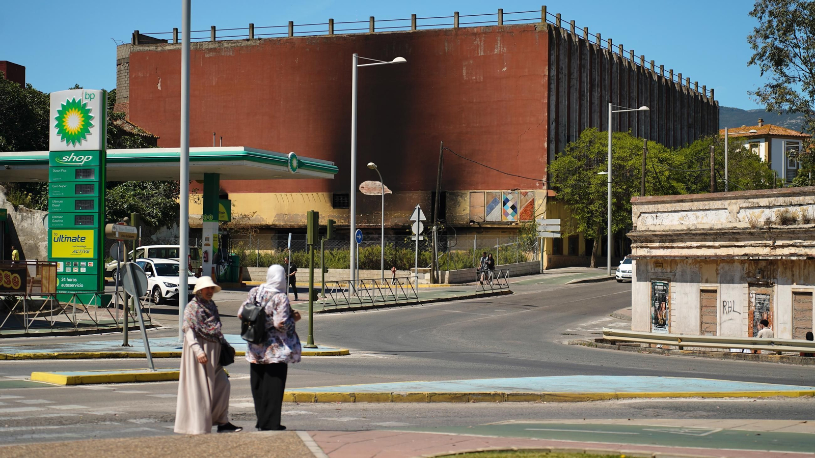 Fotos del edificio abandonado en la avenida Gesto por la Paz de Algeciras una semana después de incendiarse