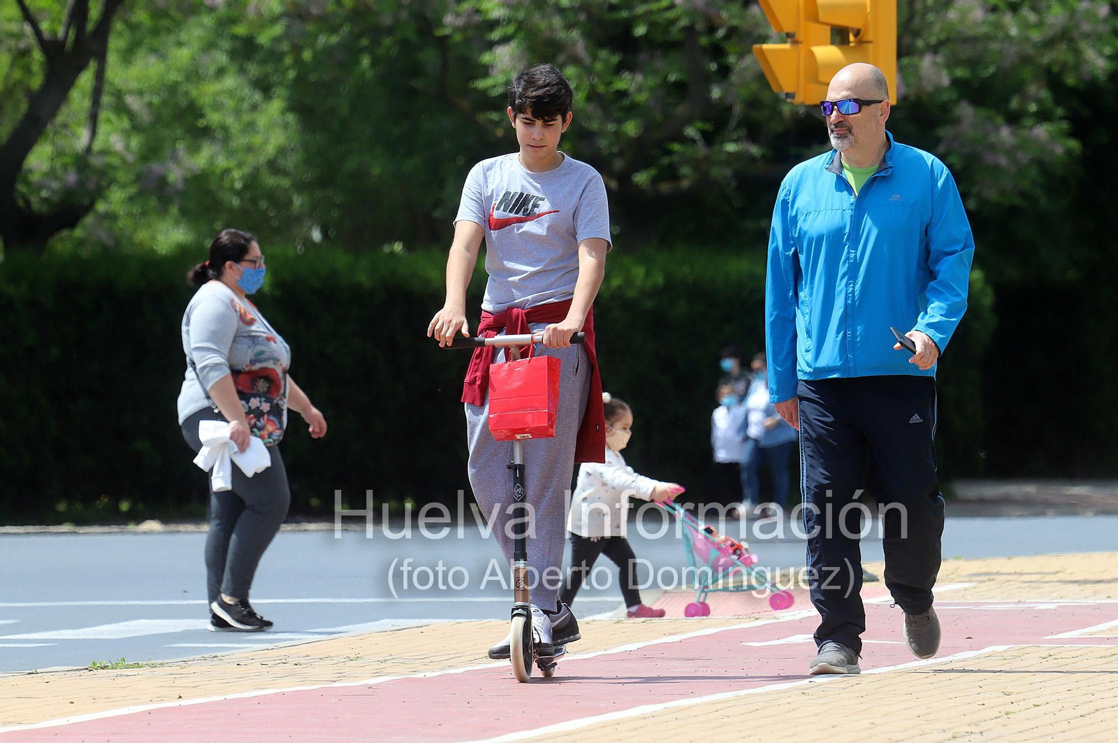 Imágenes del primer día de la salida de niños a la calle en el estado de alarma por coronavirus