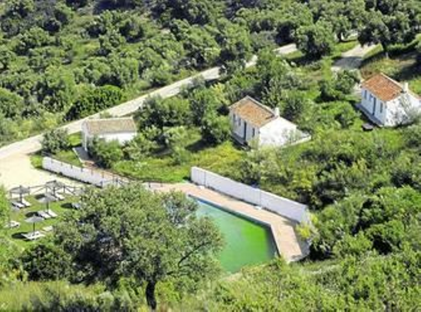 Algunas de las casas que forman parte del complejo rural Tajo del Águila, en Algar, en una imagen de archivo.