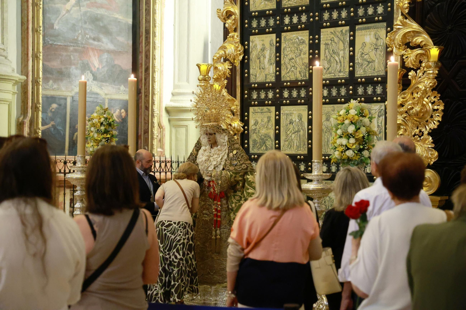 La Esperanza de Málaga ya reposa en la Catedral para recibir culto, en imágenes