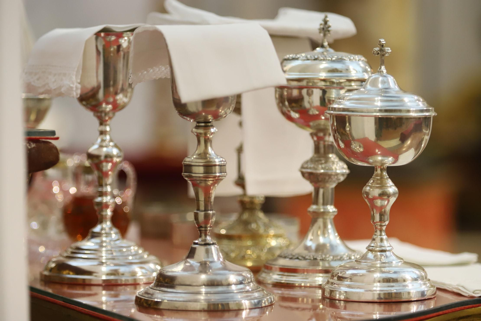 Imágenes de la imposición de cenizas en el inicio de la Cuaresma en la Catedral de Huelva