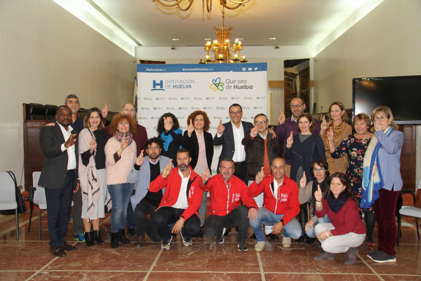 El presidente de la Diputación con los responsables de las asociaciones.