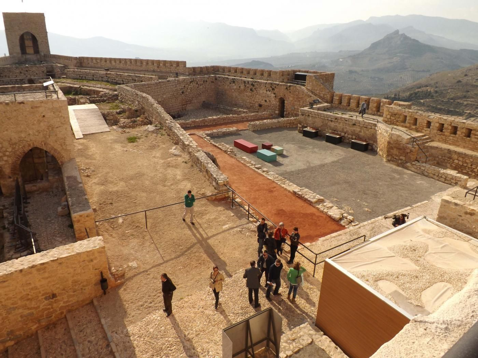 Este Castillo ha tenido varias etapas a lo largo de su vida, que han impregnado sus paredes de leyendas e historias, de recuerdos y aventuras.