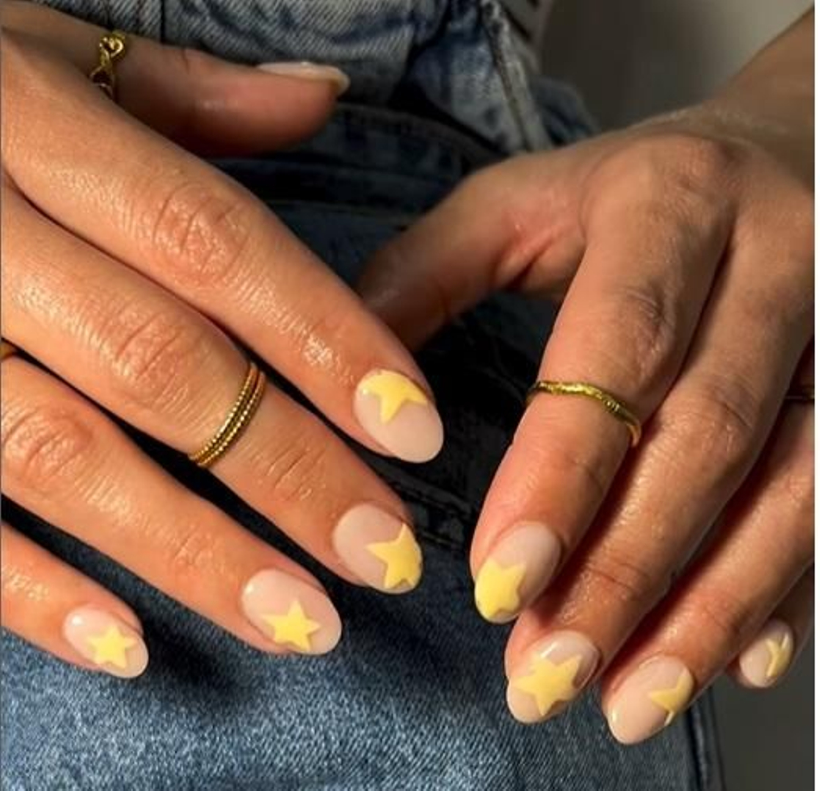 Manicura en amarillo mantequilla.