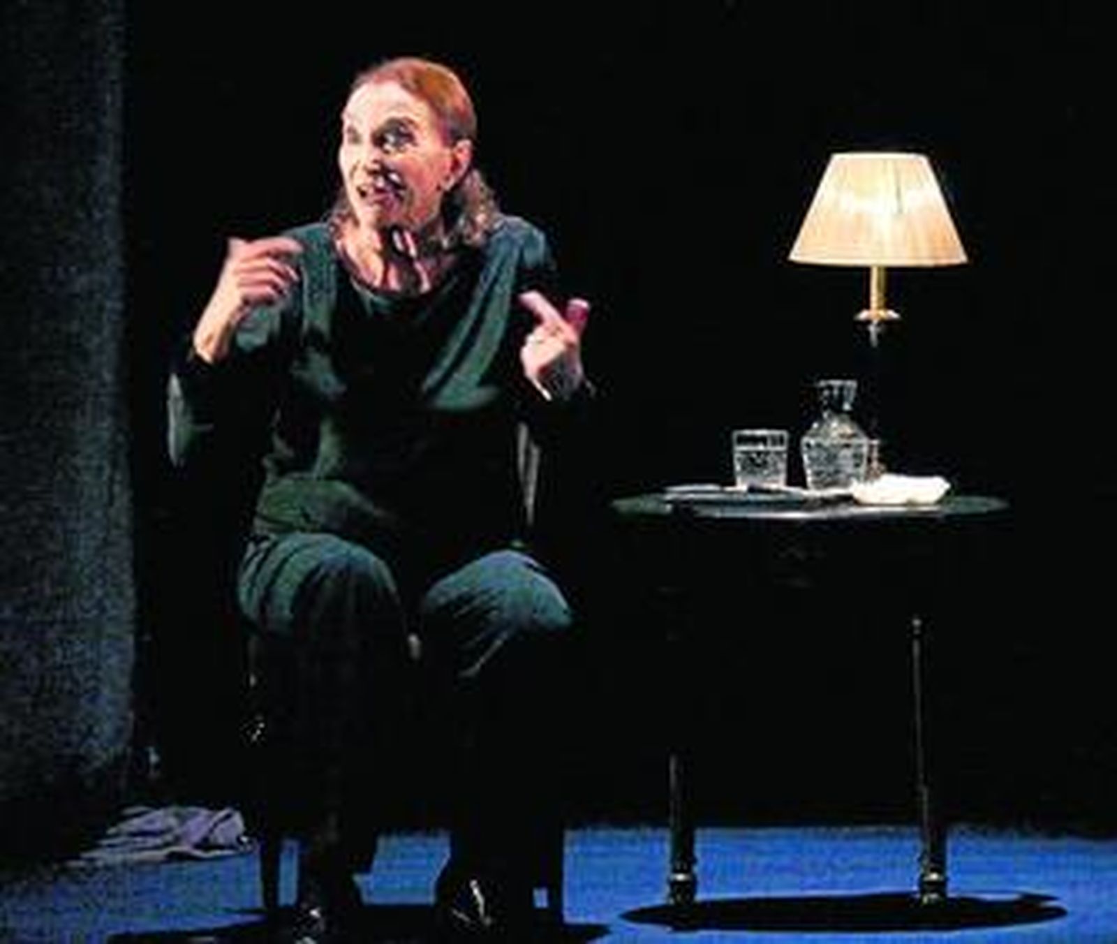 La actriz Nuria Espert, en escena en el Gran Teatro Falla.