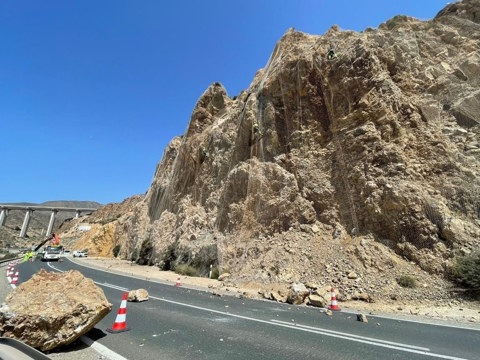 El 9 de abril un nuevo desprendimiento provocó el corte total de la antigua N-340.