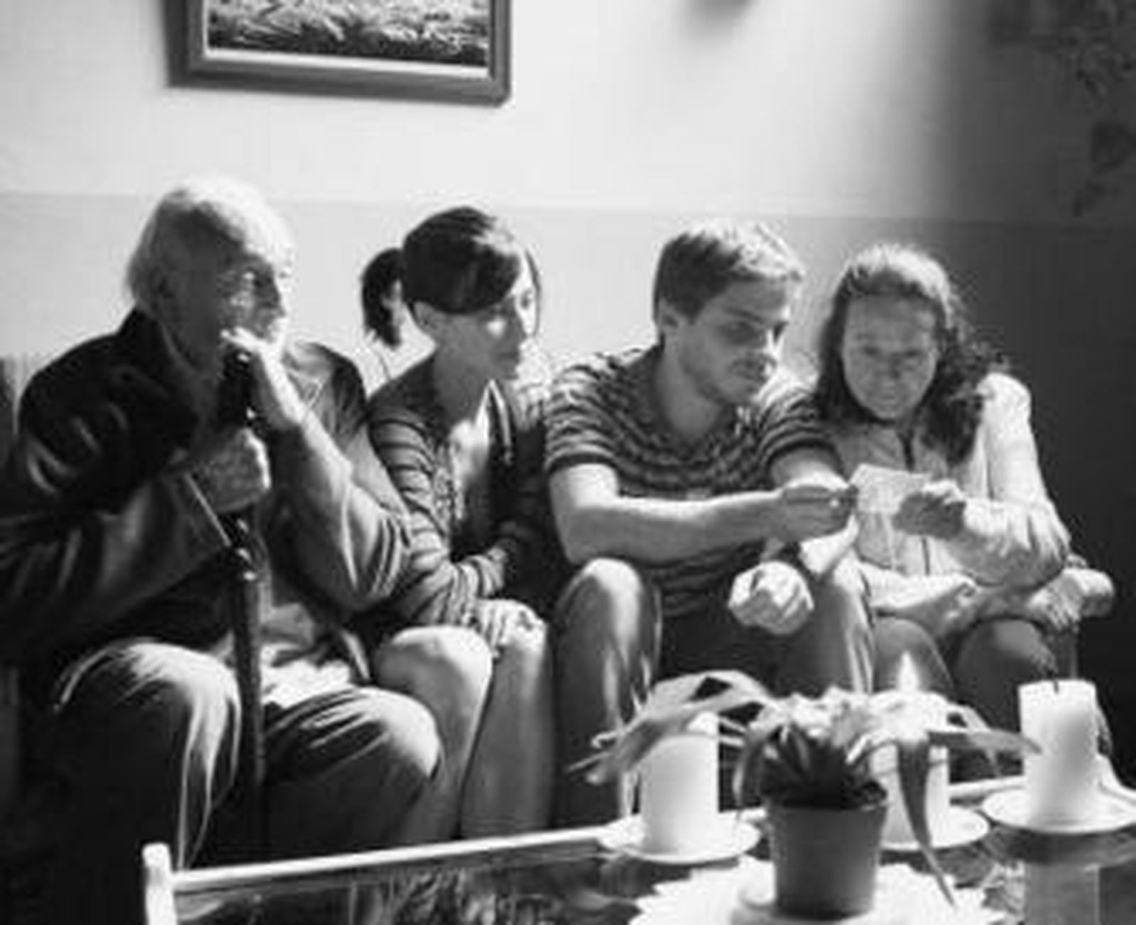 El anciano, la hermana, el acordeonista y una invitada.