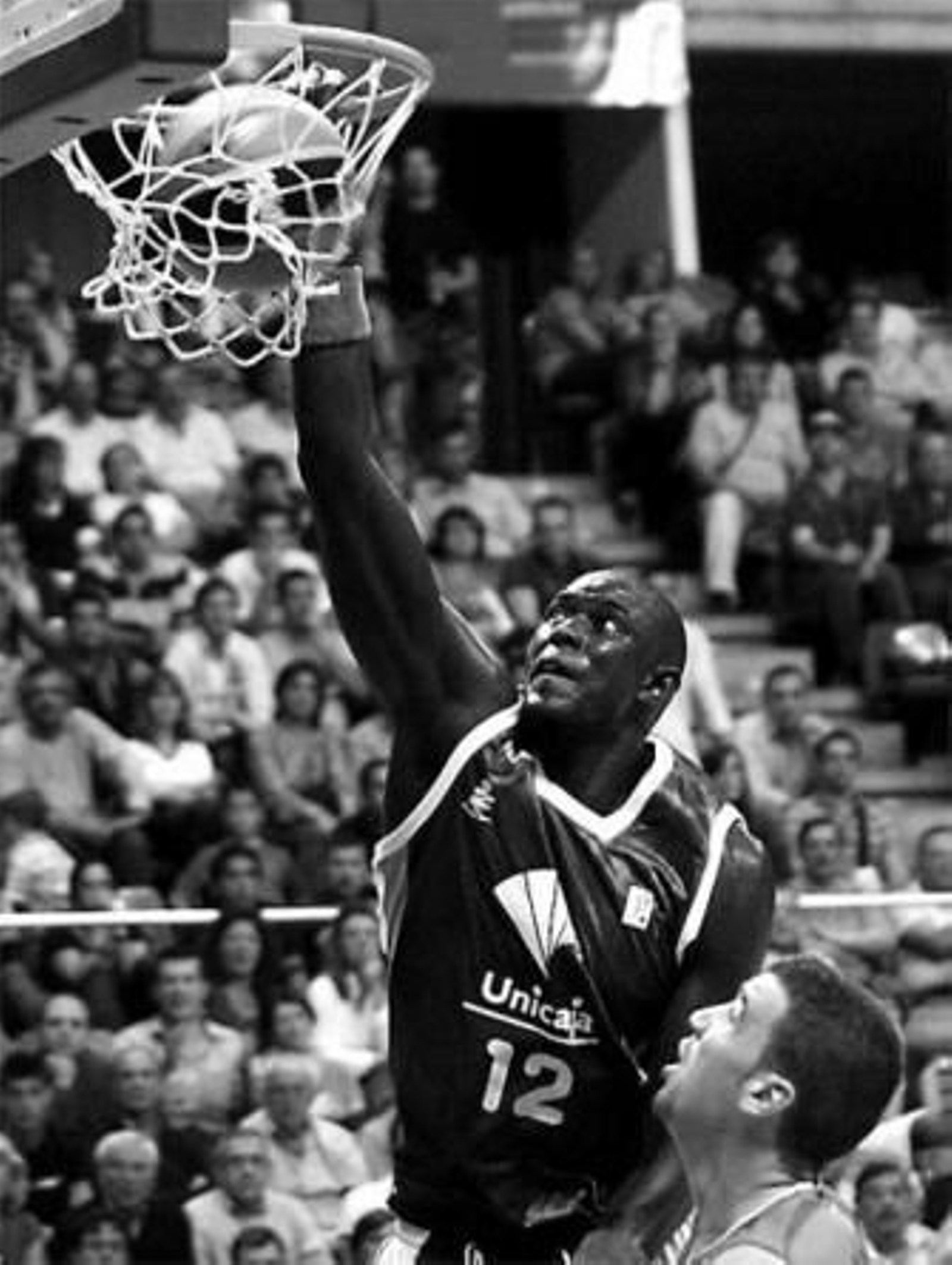 Ndong realiza un mate ante Miralles.