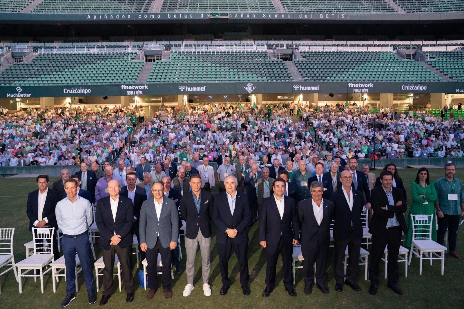 Acto del betis en homenaje a los 3.000 socios más antiguos.