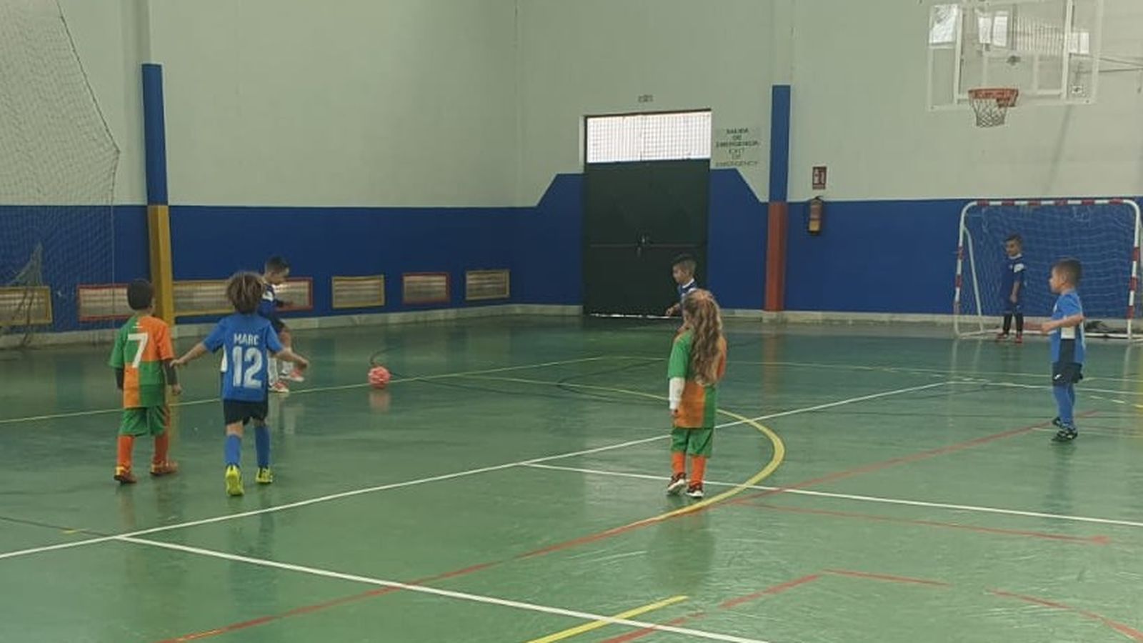 Un jugador realiza un saque de banda durante uno de los encuentros disputados este pasado fin de semana.