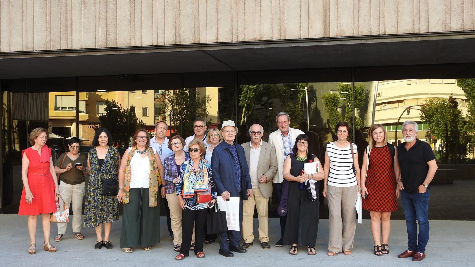 Pilar Palazon y Gerard Nicolini, Pionero de la investigación ibera en Jaén, con investigadores del IAI  en la puerta del Museo Ibero.