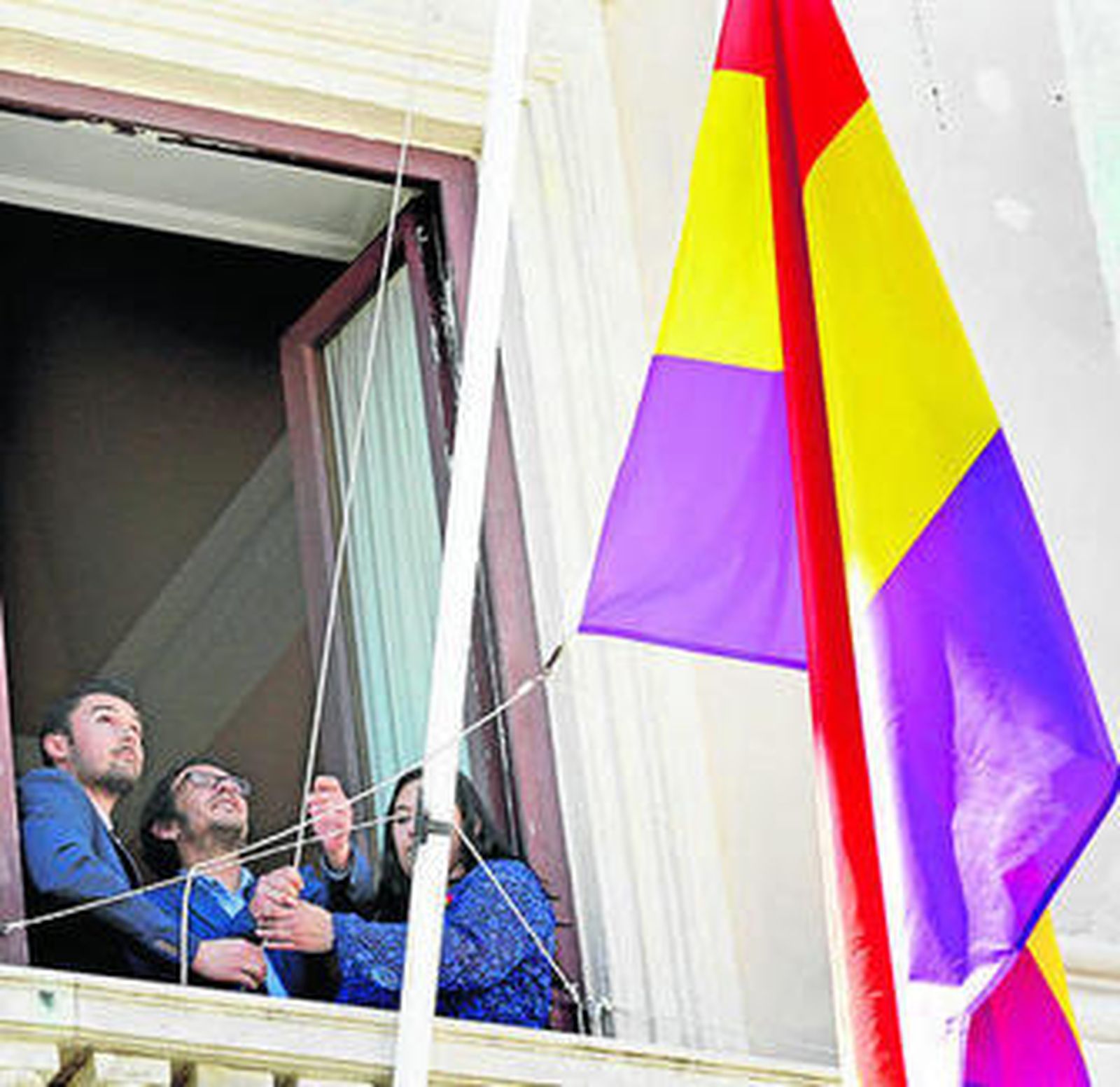 El alcalde de Cádiz iza la bandera republicana en el Ayuntamiento.