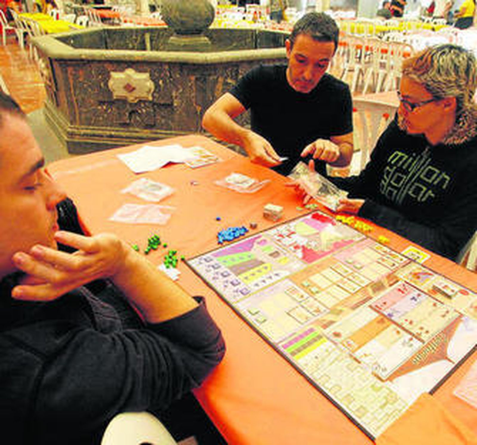 Varios jóvenes disfrutan de un juego de estrategia.