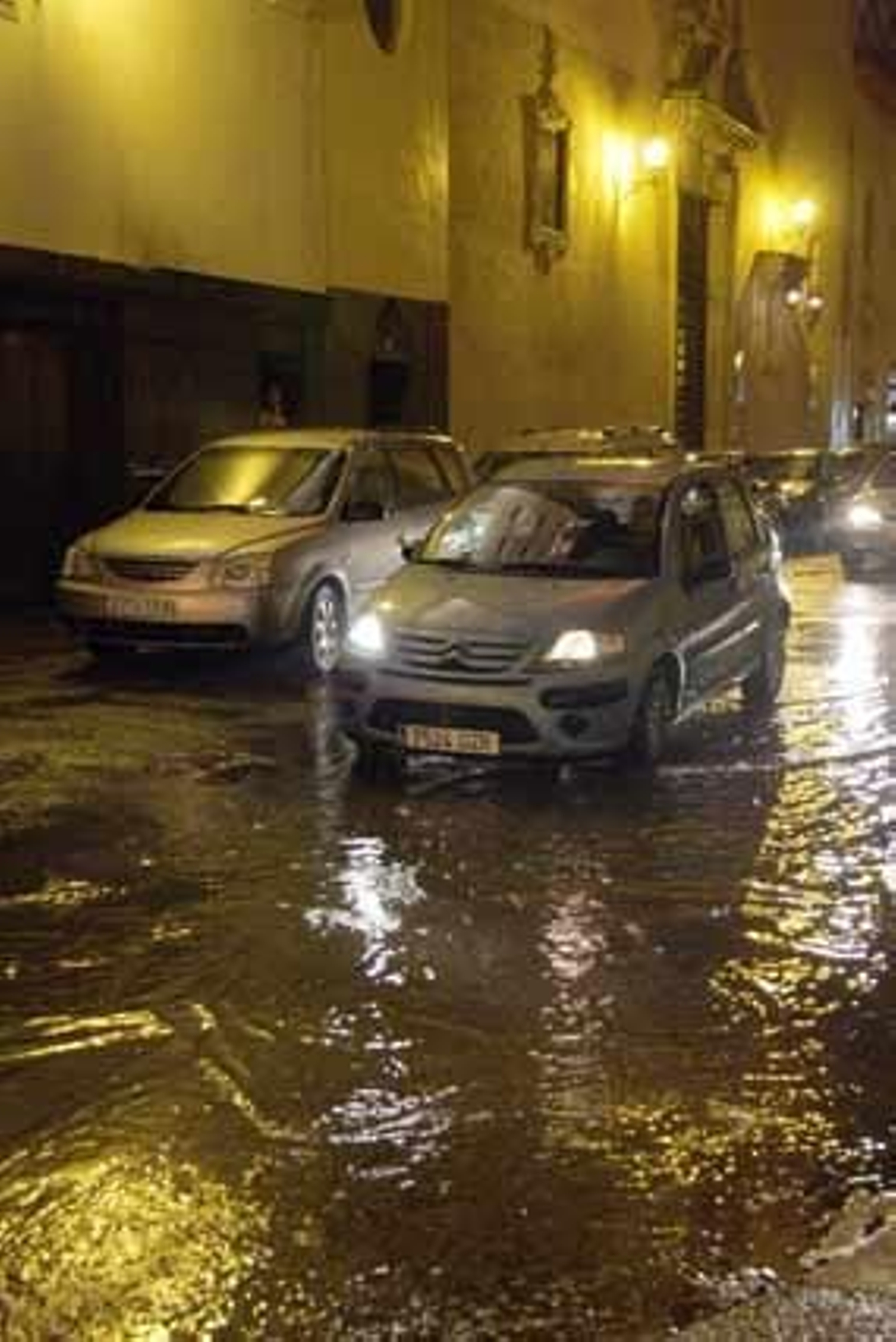 Los vehículos tuvieron que sortear los numerosos charcos que encontraban a su paso.

Foto: Victoria Hidalgo