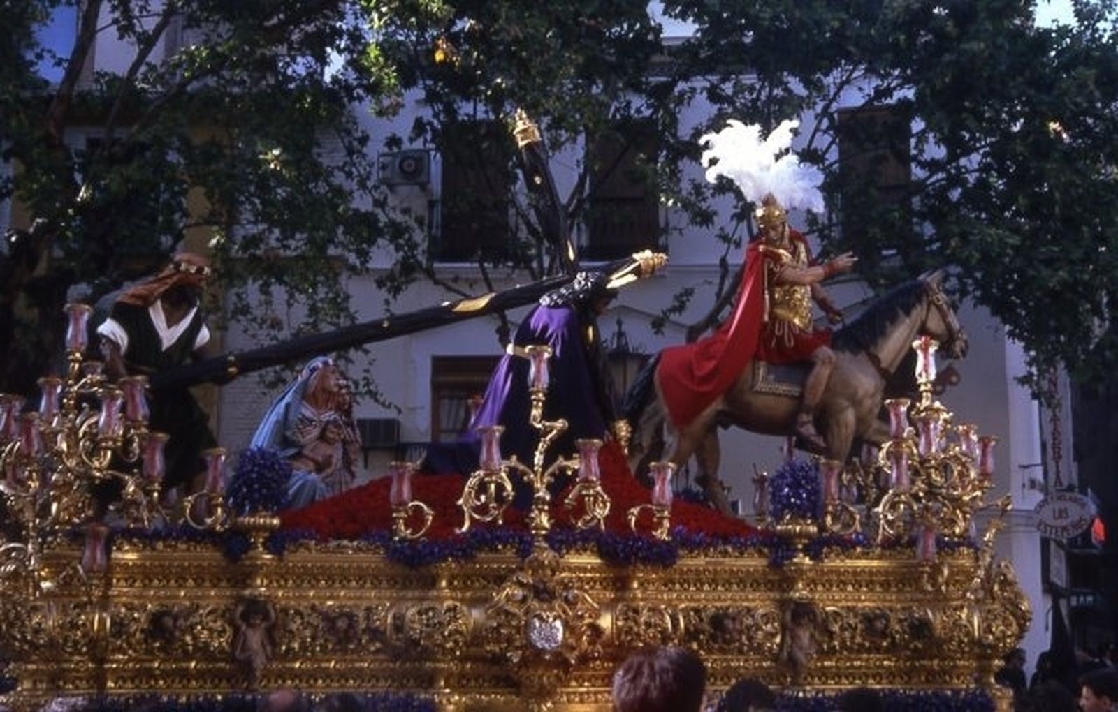 El misterio de las Tres Caídas en la tercera comparecencia en un Santo Entierro Grande