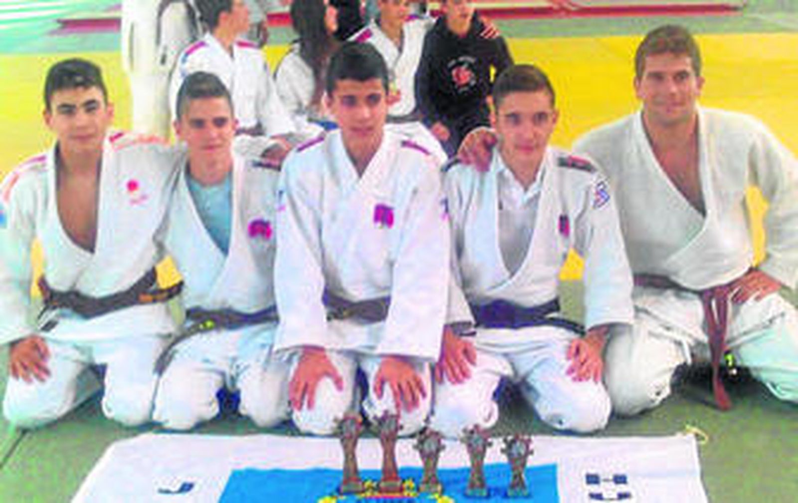 Algunos de los judokas onubenses posan sonrientes tras sus triunfos.